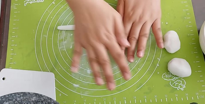 Cán bột thành những sợi dài, sau đó cắt thành những viên nhỏ. (253.73)