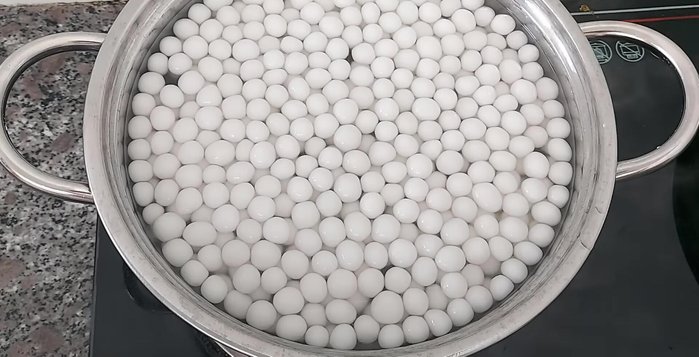 Khi trân châu nổi lên, giảm lửa nhỏ, tiếp tục luộc thêm 5-6 phút cho đến khi trân châu trong suốt và chìm xuống. (456.11)