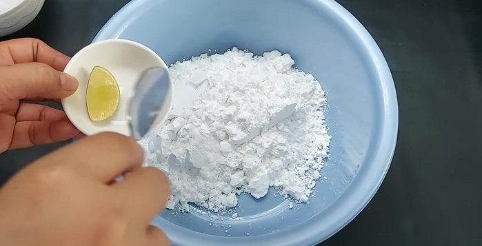 Cho 200g bột năng, một ít muối vào tô lớn. (63.57)