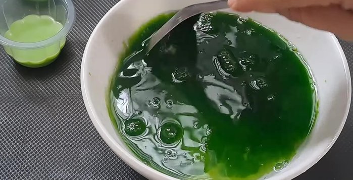 Phần 2: Trộn 300ml rau câu với 3 muỗng nước lá dứa, đổ một lớp mỏng lên lớp 1 tạo viền.