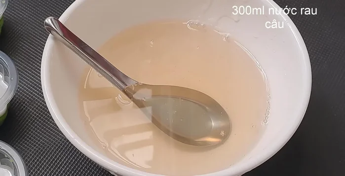 Phần 4: Trộn 300ml rau câu với 3 muỗng cà phê, đổ một lớp mỏng lên lớp 3 tạo viền.