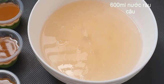 Phần 5: Trộn 600ml rau câu còn lại với 2 muỗng canh cà phê, 2 muỗng canh sữa đặc, 4 muỗng canh nước cốt dừa, đổ lên cùng.