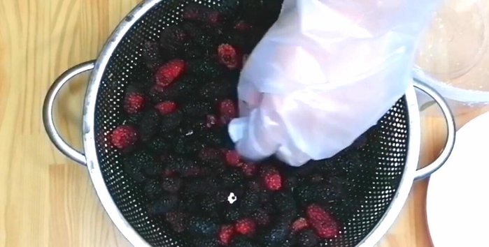 Rửa sạch dâu tằm với nước muối loãng 2-3 lần, bỏ cuốn. (28.14)