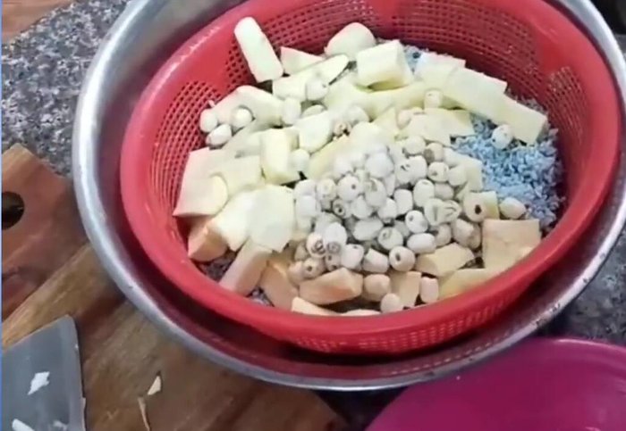 Trộn đều gạo nếp, nước cốt dừa, muối, dầu ăn.