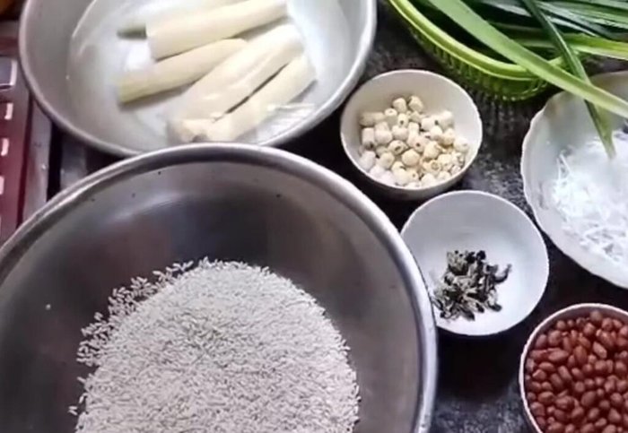 Chuẩn bị khoai mì, hạt sen, hoa đậu biếc.