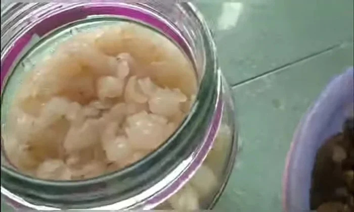 Cho long nhãn đã sơ chế vào bình thủy tinh.
