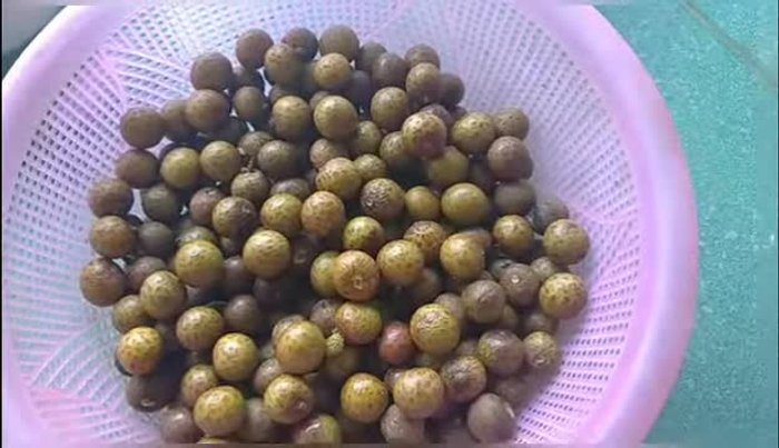 Chuẩn bị long nhãn: Rửa sạch long nhãn tươi. Bóc vỏ, bỏ hạt. (Lưu ý: Nếu dùng long nhãn khô thì bỏ qua bước này)