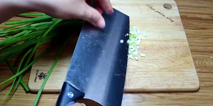 Cắt nhỏ hành lá, để riêng.