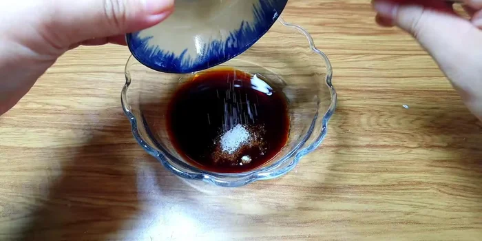 Trộn đều các gia vị (bột ngọt, nước tương, muối, đường, tiêu) với 250ml nước lọc trong một chén.
