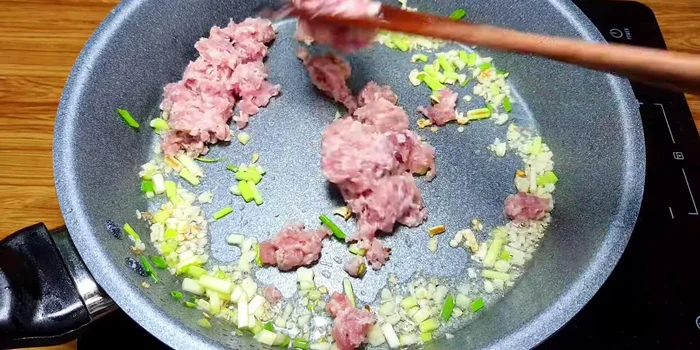 Cho thịt băm vào xào đến khi săn lại.
