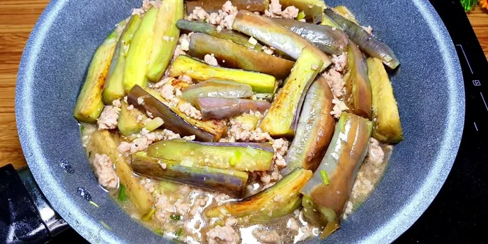 Rắc hành lá lên trên, trộn đều.