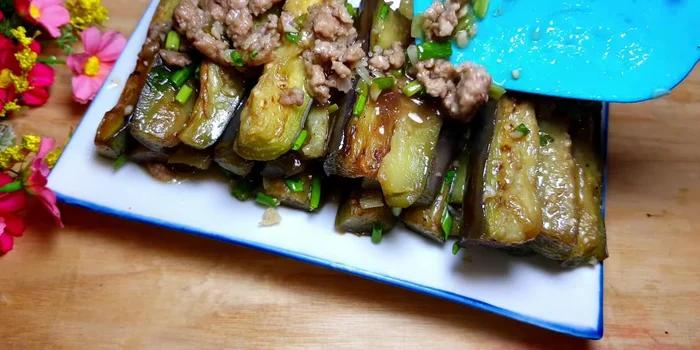 Múc cà tím sốt thịt bằm ra đĩa và thưởng thức.