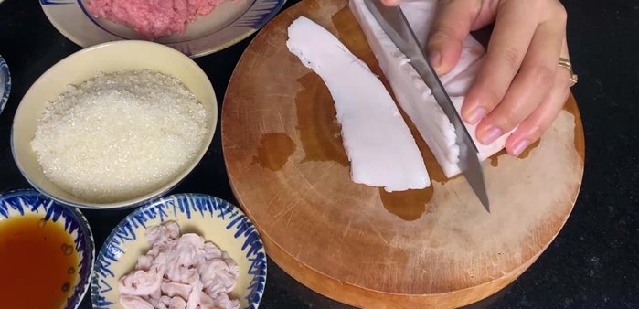 Cắt nhỏ mỡ heo thành từng miếng vừa ăn.