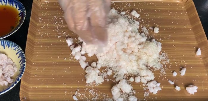 Trộn đều mỡ heo với 75g đường, sau đó phơi nắng khoảng 2 tiếng cho mỡ trong hơn.