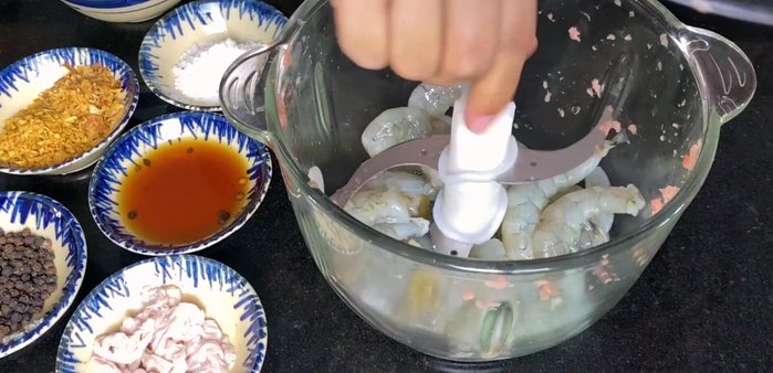 Xay tôm bằng máy xay sinh tố cho nhuyễn.