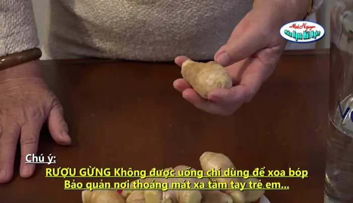 Ngâm rượu gừng trong vòng 10 ngày hoặc lâu hơn (57.15). Thời gian ngâm càng lâu, rượu càng tốt.