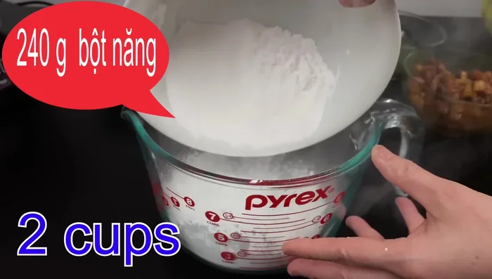 Trộn 240g bột năng với 200ml nước thường, khuấy đều cho tan.
