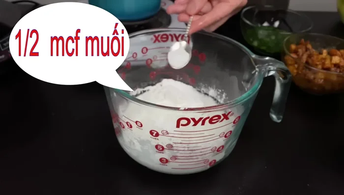 Thêm ½ muỗng cà phê muối vào hỗn hợp bột.