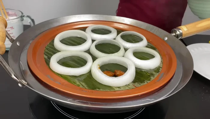 Nếu không có khuôn, có thể dùng khoanh hành làm khuôn, cách làm tương tự.