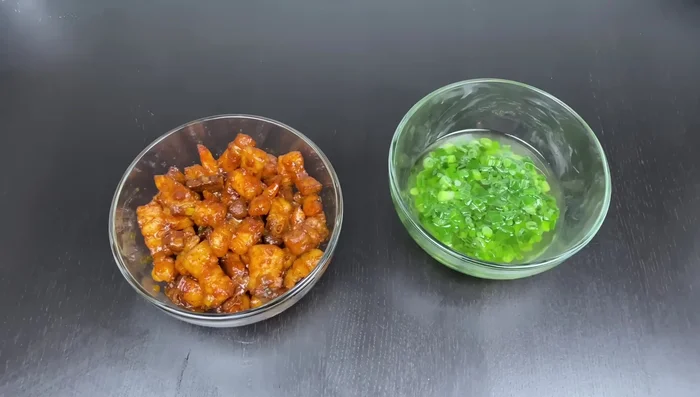 Chuẩn bị dầu hành (phi hành với dầu, thêm chút muối hoặc nước mắm).