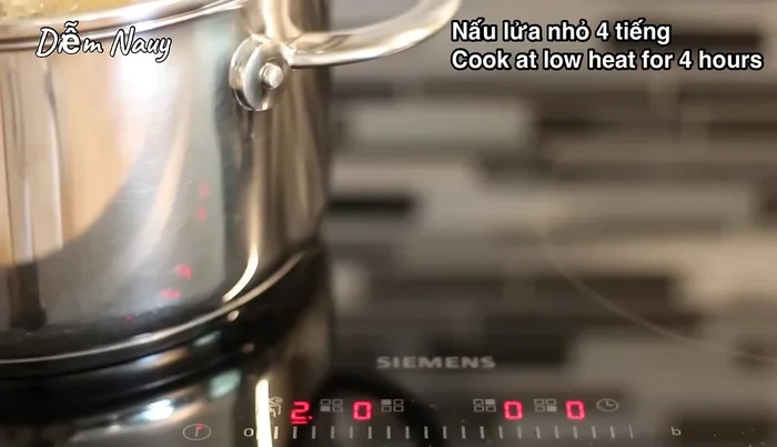 Nấu với lửa nhỏ ít nhất 4 tiếng (tốt nhất 12 tiếng).
