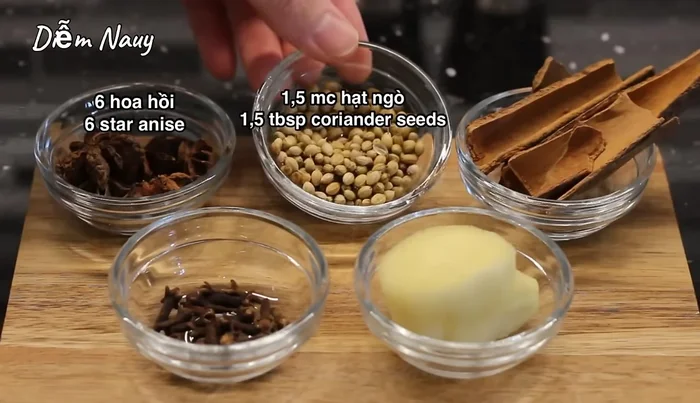Chuẩn bị các gia vị: hoa hồi, hạt ngò, quế, đinh hương, gừng.