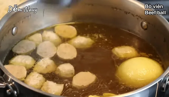 Cho thịt bò, gân bò, hành lá vào tô phở.