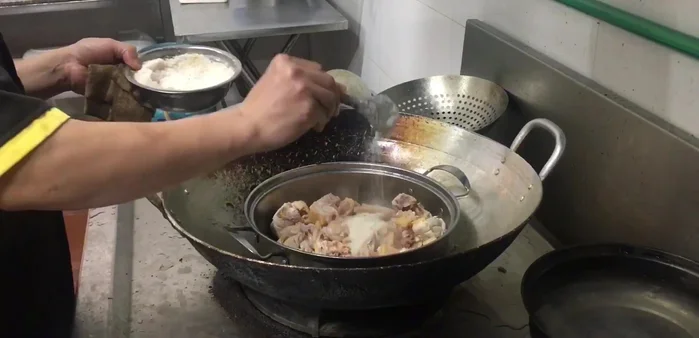 Ướp thịt gà với bột canh, bột ngọt, rượu trong khoảng 45 phút cho ngấm gia vị.