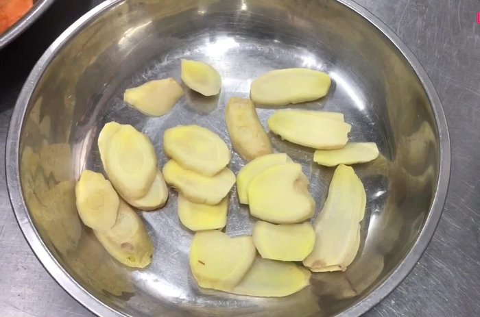 Chặt thịt gà thành miếng vừa ăn.