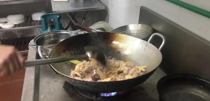Thêm thuốc bắc (kỷ tử, ý dĩ, náng, hương phụ, long nhãn, hoa hồi, đông trùng hạ thảo, sâm, cáo đỏ) vào nồi.