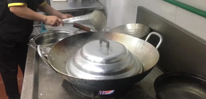 Nêm nếm gia vị cho vừa ăn.
