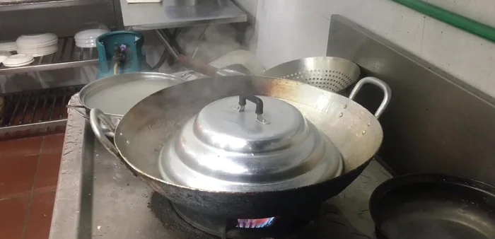 Thêm lá lốt vào nồi lẩu.