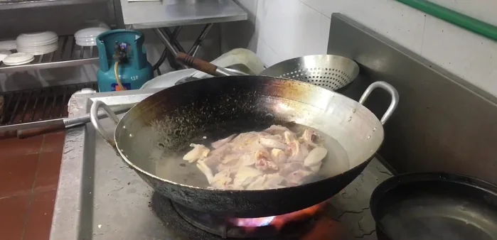 Trần thịt gà qua nước sôi để khử mùi tanh và làm sạch. Sau đó, vớt ra rửa sạch lại.