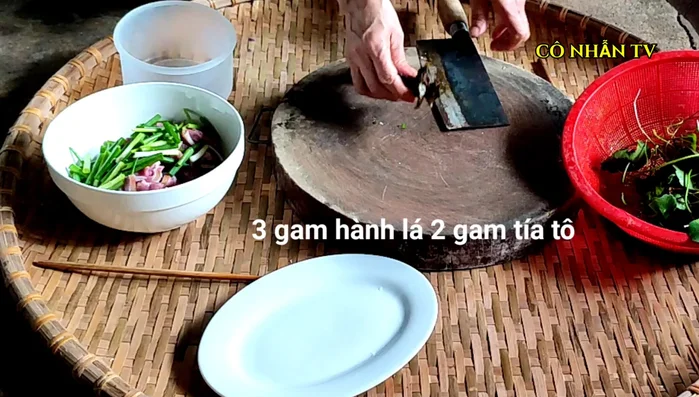 Cắt hành lá, tía tô, rau má thành khúc nhỏ.