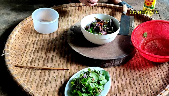 Trộn sa tế ớt và dầu thực vật, cho lên đĩa thịt chó cùng với hành lá, tía tô, rau má. Trang trí thêm vài lát ớt.