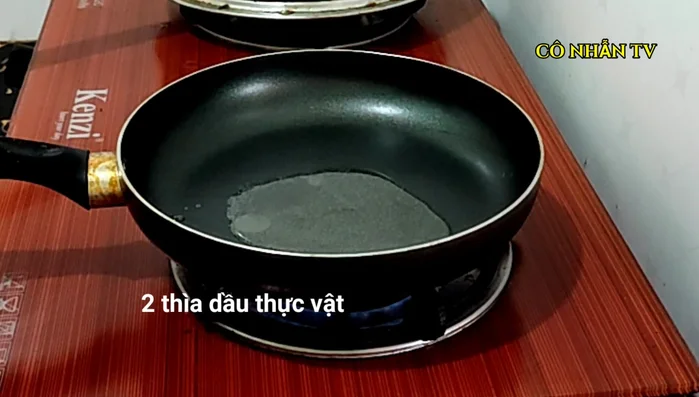 Pha nước lẩu: Cho dầu thực vật, mắm tôm, cà phê sa tế ớt, đường, bột ngọt, bột nêm, muối, me và nước lèo vào nồi. Khuấy đều.