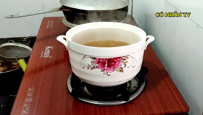 Cho nước lẩu vào bếp cồn/bếp từ/bếp ga mini, đun sôi.