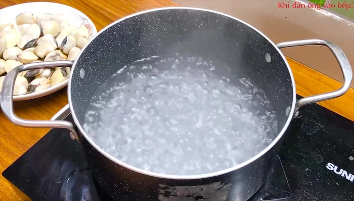 Bắc nồi nước lên bếp, cho ngao vào luộc cùng một chút muối. Luộc đến khi ngao mở miệng hết.