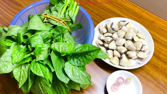 Nhặt và rửa sạch rau mồng tơi, giữ lại phần ngọn và lá non. Bỏ phần già, bị sâu bệnh.