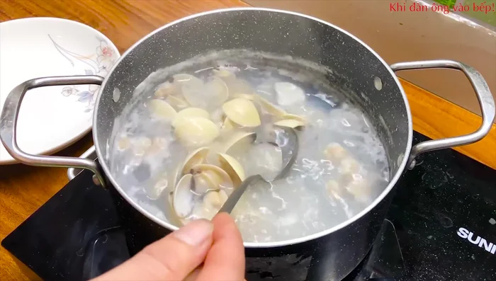 Vớt ngao ra, tách lấy thịt, bỏ vỏ. Rửa sạch lại thịt ngao. (Có thể bóc bỏ phần phân của ngao nếu muốn).