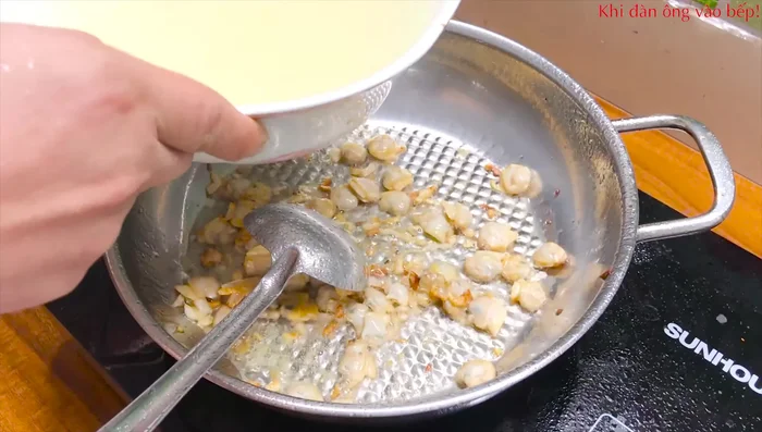 Cho nước luộc ngao vào nồi, đun sôi.