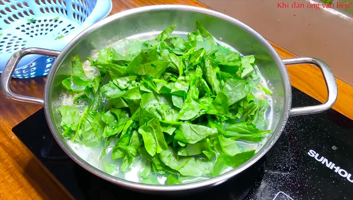 Cho rau mồng tơi vào, đun sôi trở lại khoảng 1 phút cho rau chín.