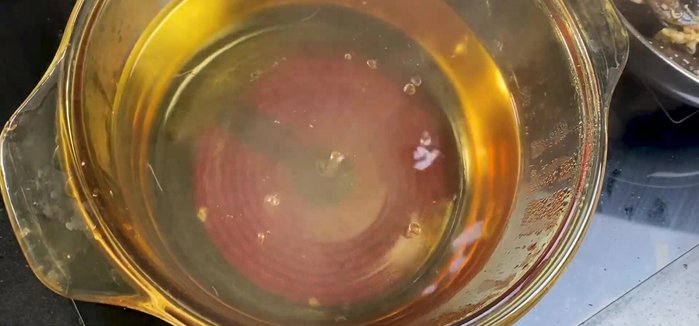 Đun sôi 2,5-3 lít nước. (239.64)