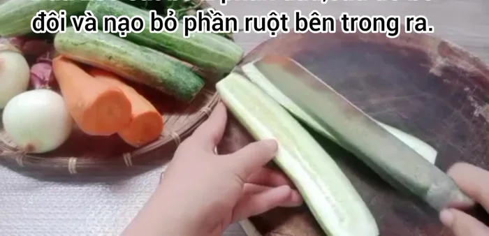 Sơ chế rau củ: Cắt bỏ hai đầu dưa leo, bổ đôi, nạo bỏ ruột, cắt thành từng miếng nhỏ vừa ăn và ngâm vào thố nước đá để giữ độ giòn.
