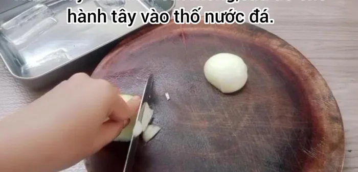 Cắt hành tây lát mỏng, ngâm vào thố nước đá để bớt hăng.