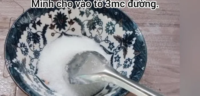 Pha nước mắm trộn nộm: Cho đường, bột ngọt, nước mắm, nước cốt chanh, tỏi và ớt băm nhỏ vào tô, trộn đều.