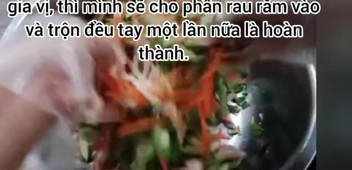Cho rau răm vào và trộn đều. Cho nộm tai heo ra đĩa, trang trí thêm lạc rang.