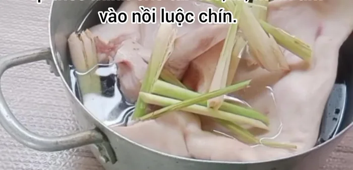 Cho tai heo, sả, hành tím đập dập vào nồi và luộc chín.