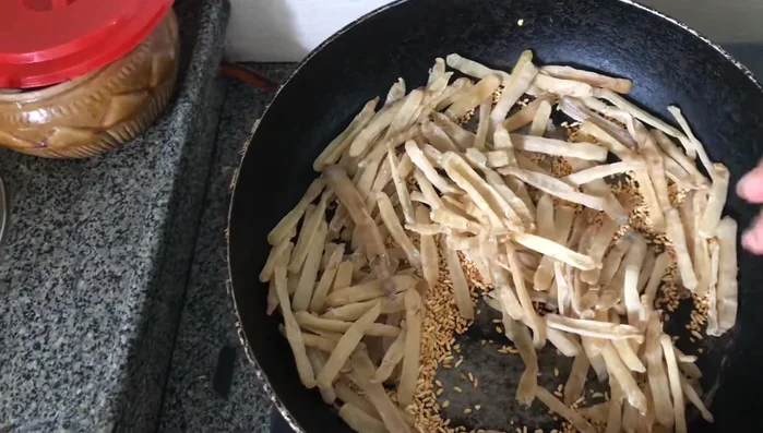 Làm sạch sá sùng bằng cách xé bỏ phần râu và rửa sạch. Lưu ý: Phần râu nhỏ nên cần làm sạch kỹ lưỡng. [13.57 - 143.97]