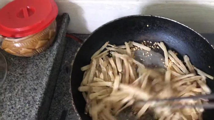 Nhặt sạch sá sùng, loại bỏ phần râu (dấu hiệu nhận biết là một cái dâu ở phần đầu). [0.85 - 29.71]